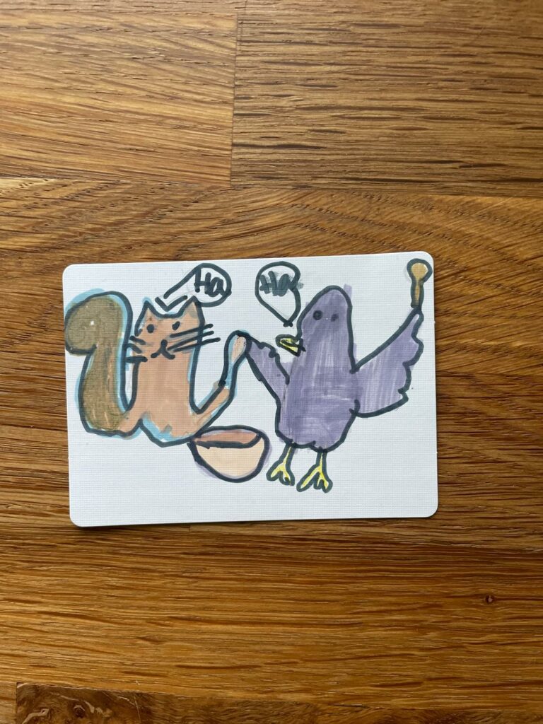 Ein braunes Kätzchens und ein violetter Vogel. Das Kätzchen hat eine Sprechblasen mit den Buchstaben “Ha” . Der Vogel rechts hält einen goldenen Schlüssel in seiner Klaue und hat eine Sprechblase mit dem Buchstaben “Ha”. Und klatschen beide in die Hände.